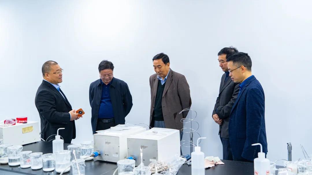 國家郵政局黨組成員、副局長戴應(yīng)軍一行參觀視察盛瀚色譜